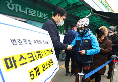 서울 경기 지역 하나로마트에서도 공적 마스크를 판매한 1일 오후 서울 서초구 하나로마트 양재점에서 시민들이 줄지어 마스크를 구매하고 있다. 뉴시스