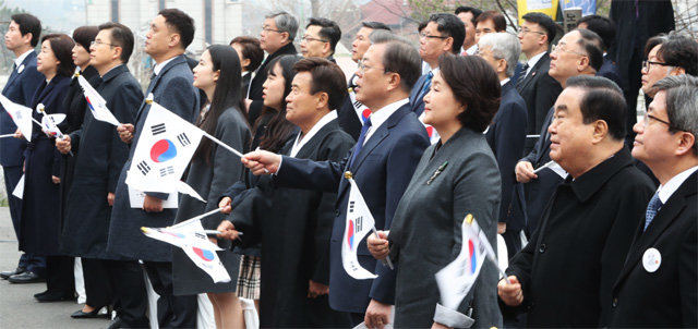 文대통령 “3·1운동 때처럼 코로나 이기자” 문재인 대통령이 1일 서울 종로구 배화여고에서 열린 3·1절 기념식에서 태극기를 들고 3·1절 노래를 부르고 있다. 문 대통령은 기념사에서 “국가적 위기와 재난을 맞이할 때마다 3·1독립운동의 정신을 되살려냈다”며 “코로나19(신종 코로나바이러스 감염증)를 이기고 우리 경제를 더욱 활기차게 되살려 낼 것”이라고 말했다. 청와대사진기자단