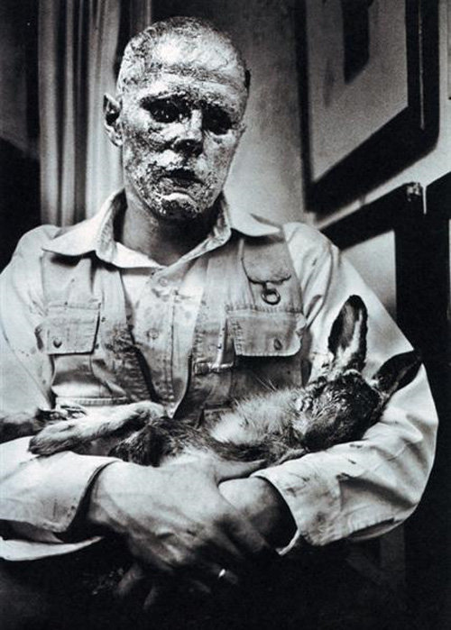 요제프 보이스의 퍼포먼스 ‘죽은 토끼에게 그림을 설명하는 법’. 영화사 진진 제공·ⓒAnselm Kiefer/Flickr·ⓒJoseph Beuys/Wikiart