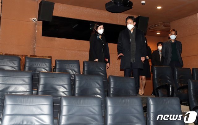 박양우 문화체육관광부 장관이 지난 26일 서울 동작구 예술영화관 아트나인을 찾아 코로나19 대응 상황을 점검하고 있다. 2020.2.26/뉴스1