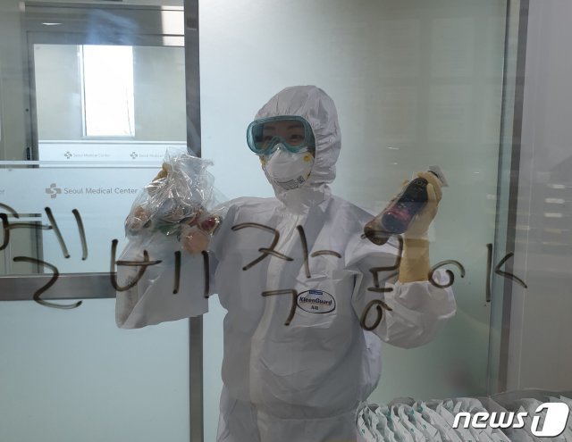 격리입원 중인 신종 코로나바이러스 감염증(코로나19) 확진환자로부터 초콜릿을 선물 받은 서울의료원 의료진이 답례로 맛집에서 공수해온 마카롱과 커피를 준비한 모습. 지난 2월 14일 서울의료원 음압격리병실에 택배 한 상자가 도착했다. 발신자는 놀랍게도 의료원에서 격리치료 중인 신종 코로나바이러스 감염증(코로나19) 입원환자 A모씨였다. © 뉴스1