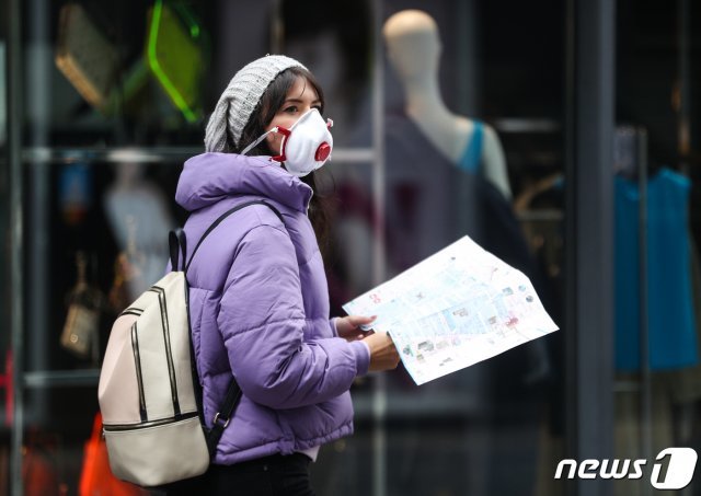 신종 코로나바이러스 감염증(코로나19) 확진자가 급증하고 있는 1일 오후 서울 중구 명동에서 한 외국인 관광객이 마스크를 쓰고 걷고 있다. © News1