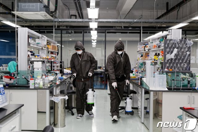 연세대학교는 지난달 29일과 1일 양일간 서울 서대문구 신촌캠퍼스 건물 전체를 대상으로 코로나19 확산 방지를 위해 방역소독을 펼쳤다고 밝혔다. 사진은 방역하는 관계자들 모습.(연세대 제공) 2020.3.1/뉴스1
