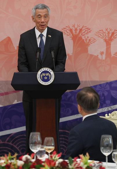 문재인 대통령이 지난해 11월 23일 오후 청와대 본관 충무실에서 공식방한한 리셴룽 싱가포르 총리 부부를 위해 공식오찬을 열었다. 청와대사진기자단