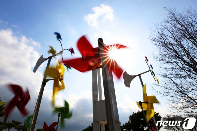 포근한 날씨가 이어진 26일 오후 경기 화성시 기산동 경기도농업기술원에 설치된 바람개비가 따스한 햇볕을 받으며 힘차게 돌고 있다. © News1
