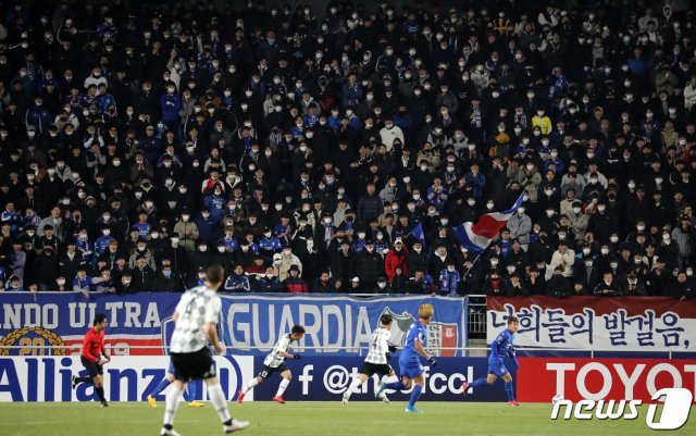 19일 오후 경기도 수원시 팔달구 수원월드컵경기장에서 열린 아시아축구연맹(AFC) 챔피언스리그(ACL) G조 조별리그 1차전 수원 삼성 블루윙즈와 비셀 고베의 경기를 찾은 관중들이 신종 코로나바이러스 감염증(코로나19)을 예방하기 위해 마스크를 쓴 채 경기를 지켜보고 있다. 2020.2.19/뉴스1 © News1