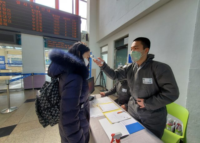 50사단 장병들로 구성된 육군 현장지원팀이 2일 안동역에서 신종 코로나바이러스 감염증(코로나19) 확산을 막기 위한 열화상카메라 운용과 체온측정을 지원하고 있다.