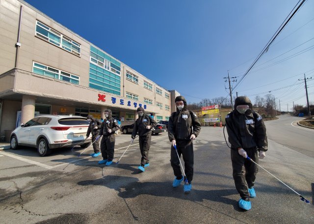 50사단 장병들로 구성된 육군 현장지원팀이 2일 경북 예천군 경도요양병원에서 신종 코로나바이러스 감염증(코로나19) 확산을 막기 위한 방역을 하고 있다.