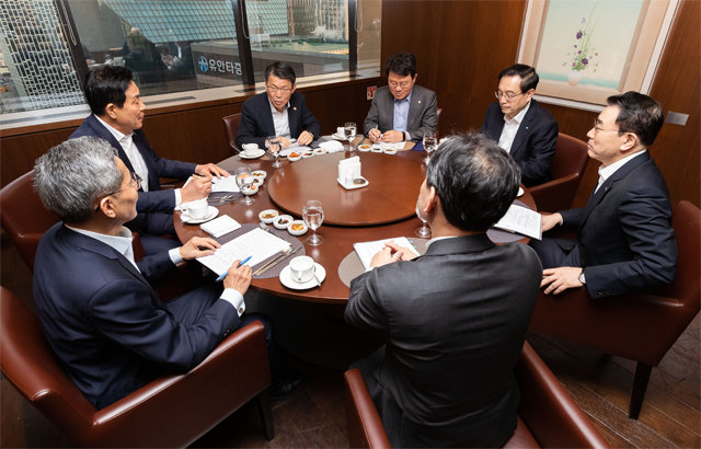 은성수
 금융위원장이 2일 오전 서울 중구 은행연합회 뱅커스클럽에서 5대 금융지주 회장과 간담회를 갖고 신종 코로나바이러스 
감염증(코로나19) 사태에 따른 금융권 대응을 논의하고 있다. 왼쪽에서 3번째부터 시계 방향으로 은 위원장, 김광수 NH농협금융 
회장, 손태승 우리금융 회장, 조용병 신한금융 회장, 김태현 금융위 사무처장, 윤종규 KB금융 회장, 김정태 하나금융 회장. 
금융위원회 제공