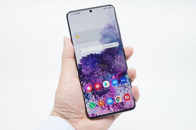 6.9인치 디스플레이를 탑재한 갤럭시 S20 울트라. (출처=IT동아)