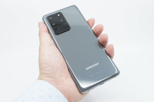 후면을 보면 카메라 모듈이 많은 지분을 갖고 있다. (출처=IT동아)