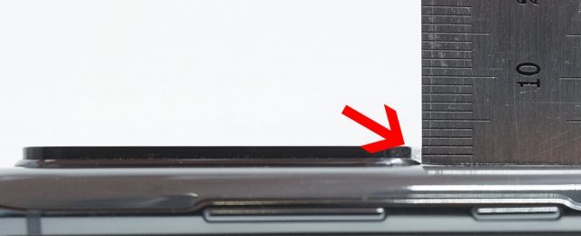 카메라 모듈이 본체 바닥에서 2mm 정도 나와 있다. 역대급 카툭튀다. (출처=IT동아)