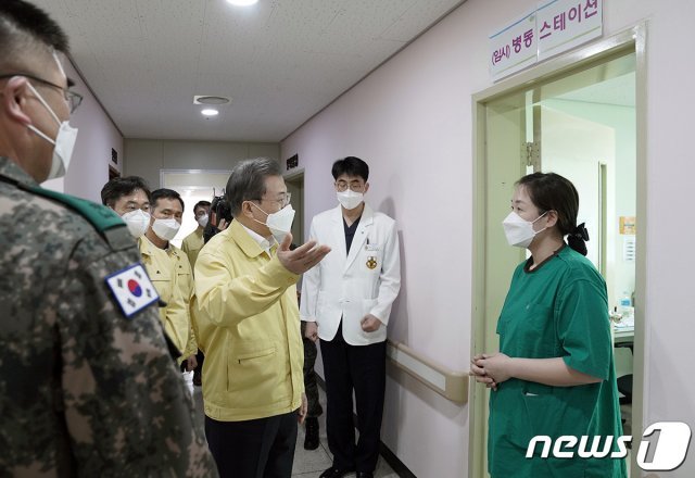 문재인 대통령이 2일 오후 대전 유성구 국군대전병원을 방문, 간이음압격리병실에서 의료진과 대화를 나누고 있다. (청와대 제공) 2020.3.2/뉴스1