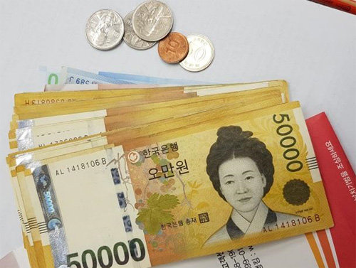 5급 지체장애인 강순동 
씨(62)가 지난달 26일 서울 성북구 길음2동 주민센터에 신종 코로나바이러스 감염증으로 피해를 본 대구 주민을 위해 써달라며 
전달한 돈 봉투. 기초생활수급자인 강 씨는 암 보험을 중도해지한 118만7360원을 기부했다. 성북구 제공