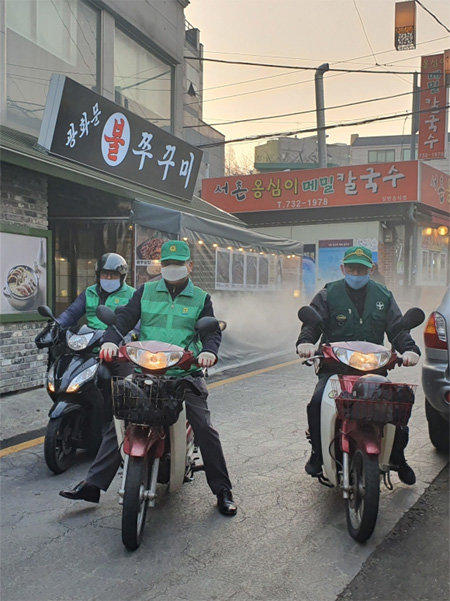 서울 종로구 주민 
3명이 오토바이를 타고 동네를 방역하고 있다. 독자 제공