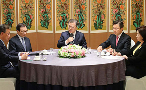 문재인 대통령이 지난달 28일 서울 여의도 국회 사랑재에서 신종 코로나바이러스 감염증(코로나
19) 대응과 관련된 여야 대표 회동을 하고 있다. 청와대사진기자단