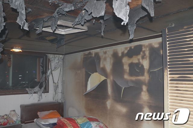 2일 김해시 삼계동의 한 아파트 내부가 화재로 인해 그을려 있다. © 뉴스1