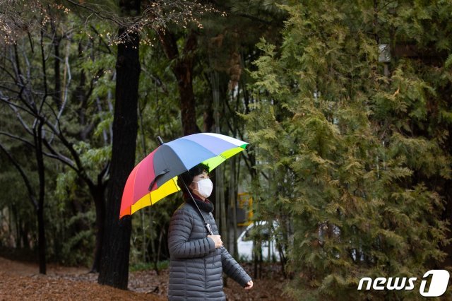 서울 성동구 서울숲에서 우산을 쓴 시민이 산책을 하고 있다. © News1