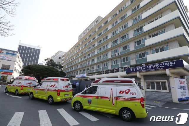 코로나19 지역거점병원 대구 중구 계명대 대구동산병원에서 119구급대가 2일 오전 경증 확진자를 대구 동구 신서동 교육부 중앙교육연수원으로 이송하고 있다. © News1