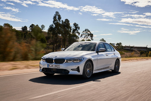 BMW 코리아가 뉴 3시리즈 가솔린 엔트리 모델인 뉴 320i를 공식 출시했다. 제로백 7.1초의 준수한 성능과 첨단 안전 및 편의 사양을 대거 장착해 상품성을 강화한 것이 특징이다. 사진제공｜BMW코리아