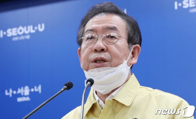 박원순 서울시장이 지난2일 오전 서울시청 브리핑룸에서 긴급기자회견을 갖고 있는 모습./ © News1