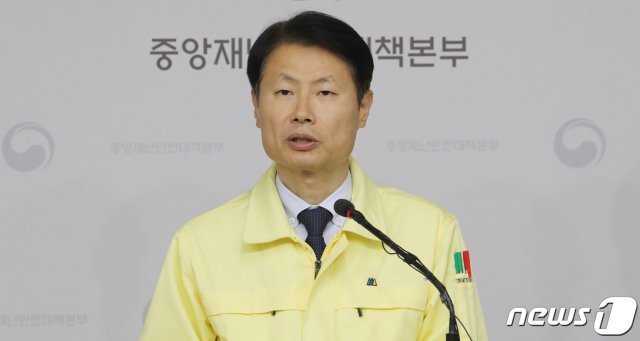 김강립 중앙재난안전대책본부 1총괄조정관이 3일 정부세종청사 보건복지부 브리핑실에서 신종 코로나바이러스 감염증(코로나19) 중앙재난안전대책본부 정례브리핑을 하고 있다. 2020.3.3/뉴스1 © News1