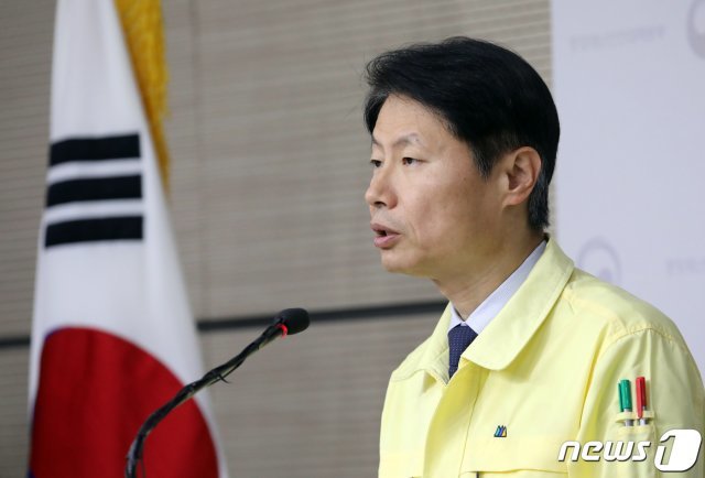 김강립 중앙재난안전대책본부 1총괄조정관이 3일 정부세종청사 보건복지부 브리핑실에서 신종 코로나바이러스 감염증(코로나19) 중앙재난안전대책본부 정례브리핑을 하고 있다. 방역당국은 이날 오전 0시 기준으로 확진자는 600명이 추가돼 총 확진자수는 4812명이라고 밝혔다. © News1