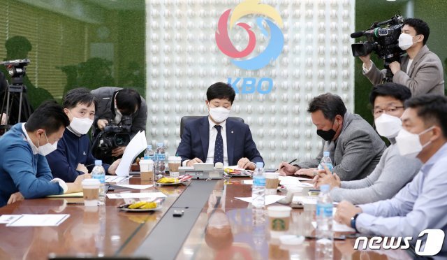 프로야구 KBO 리그가 코로나19(신종 코로나바이러스 감염증) 확산으로 올시즌 시범경기 모든 일정을 취소한 가운데 3일 오후 서울 강남구 도곡동 KBO야구회관에서 열린 긴급 실행위원회에서 참석자들이 대화를 나누고 있다. © News1