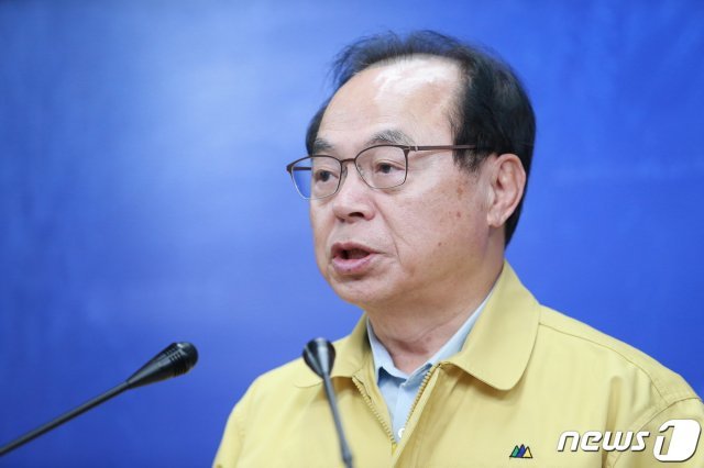 지난 1일 오거돈 부산시장이 부산시청 9층 기자회견장에서  코로나19 대응상황 브리핑을 통해 지역현안을 설명하고 있는 모습 © 뉴스1