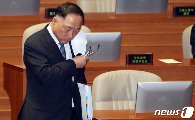 홍남기 경제부총리 겸 기획재정부 장관이 3일 서울 여의도 국회 본회의장에서 열린 제376회 국회(임시회) 제6차 본회의에 출석하고 있다. 이날 여야 의원들은 경제에 관한 대정부 질문을 했다. 2020.3.3/뉴스1 © News1