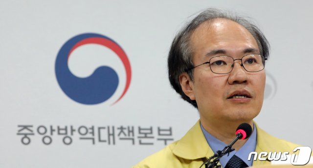 권준욱 중앙방역대책본부 부본부장이 3일 충북 청주시 오송읍 질병관리본부 브리핑실에서 신종 코로나바이러스 감염증(코로나19) 국내 발생현황 브리핑을 하고 있다. 2020.3.3/뉴스1 © News1