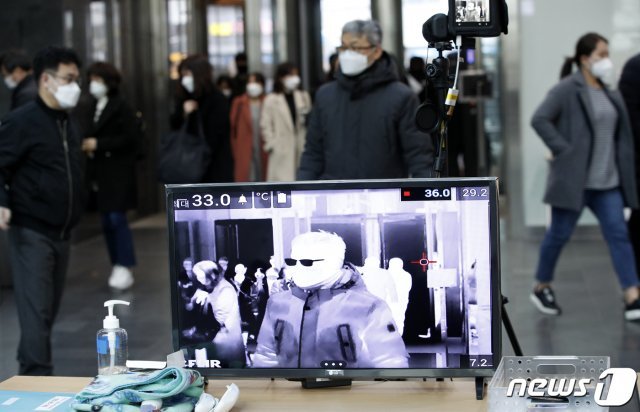 3일 서울시청에 열화상카메라가 설치돼 있다. © News1