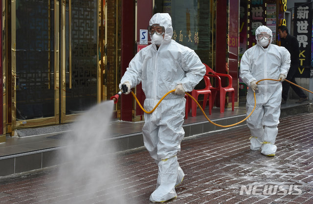 지난달 2일 오후 경기 수원역 인근에 위치한 중국인 거리에서 수원 팔달구 보건소 관계자들이 신종 코로나바이러스 감염증(코로나19( 예방을 위한 방역 작업을 하고 있다. 뉴시스
