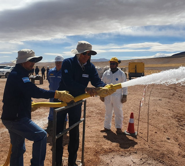 최정우 포스코 회장(왼쪽에서 두 번째)이 지난해 10월 아르헨티나 북서부 지역에 위치한 옴브레 무에르토 소금 호수의 리튬 추출 데모플랜트 건설 현장을 찾아 지하 염수를 뽑아 올리는 작업을 시연하고 있다. 포스코 제공