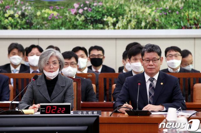 강경화 외교부장관과 김연철 통일부장관이 4일 오후 서울 여의도 국회에서 열린 외교통상통일위원회 전체회의에 출석해 의원질의를 듣고 있다.2020.3.4/뉴스1 © News1