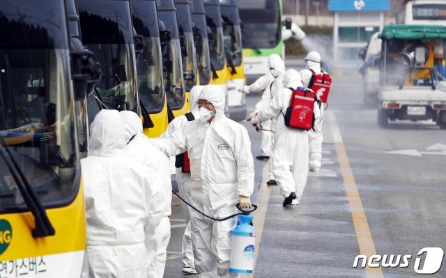 (광주=뉴스1) 코로나19 지역사회 확산 방지를 위한 광주시 전역에 일제방역이 실시된 3일 오전 광주 북구 장등동 시내버스 공영 차고지에서 문인 북구청장과 북구청 공무원, 버스 차고지 관계자들이 방역 소독을 진행하고 있다.(광주북구 제공) 2020.3.3/뉴스1