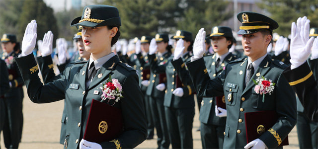 신임 간호장교들이 3일 국군간호사관학교에서 임관식을 갖고 있다. 당초 9일 임관할 예정이던 75명의 신임 간호장교들은 신종 코로나바이러스 감염증(코로나19) 사태로 임관식을 앞당겨 실무교육 없이 대구로 급파됐다. 국방부 제공