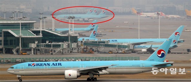 3일 인천국제공항 제2화물터미널 D5 유도로에 대한항공의 초대형 항공기 A380 3대(동그라미 안)가 서 있다. 인천=양회성 기자 yohan@donga.com