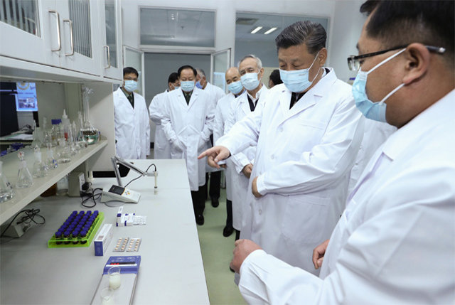 의학연구소 찾은 시진핑 시진핑 중국 국가주석(오른쪽에서 두 번째)이 2일 베이징 군사의학연구원을 시찰하고 있다. 그는 이날 “신종 코로나바이러스 감염증(코로나19)의 발원지를 반드시 밝혀내라”고 지시했다. 베이징=신화 뉴시스