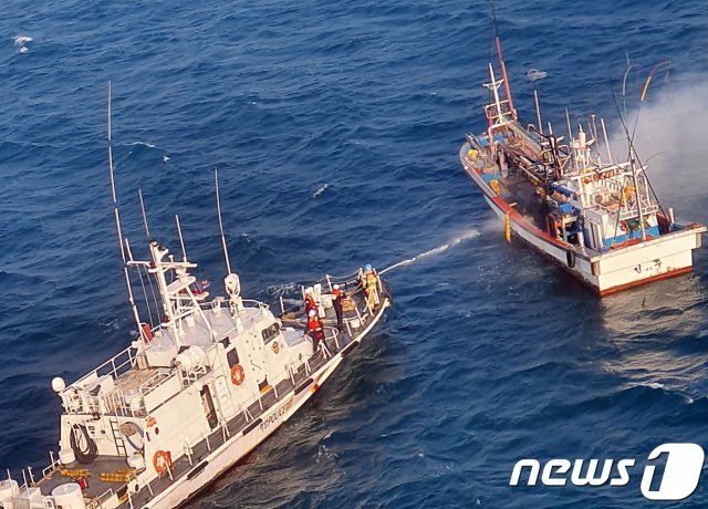 11일 오후 2시52분쯤 제주 서귀포 표선면 세화항 북동쪽 3㎞ 해상에 위치한 어선 A호(9.77톤)에서 화재가 발생해 해경이 진압에 나서고 있다.(해양경찰청 제공)2019.12.11.뉴스1© News1