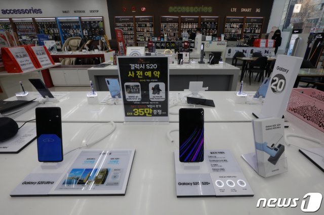 신종 코로나바이러스 감염증(코로나19) 확진자가 급증하면서 스마트폰 시장 또한 침체 위기에 빠졌다. 사진은 2월23일 서울 시내 전자제품 매장에 스마트폰이 진열되어 있는 모습. © News1