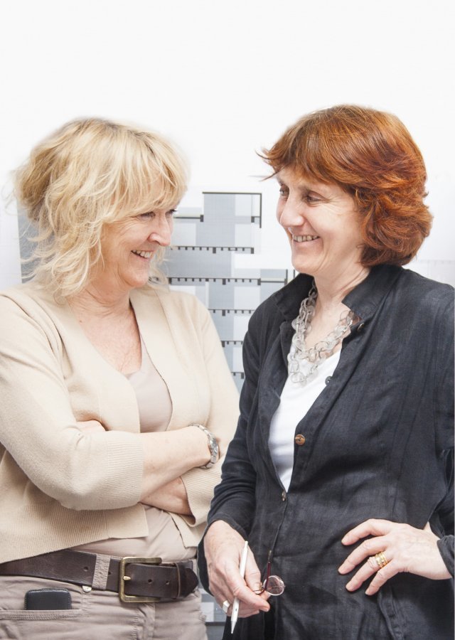 2020년 프리츠커 건축상 수상자인 아일랜드 건축가 이본느 파렐(왼쪽)과 셜리 맥나마라. 출처 pritzkerprize.com