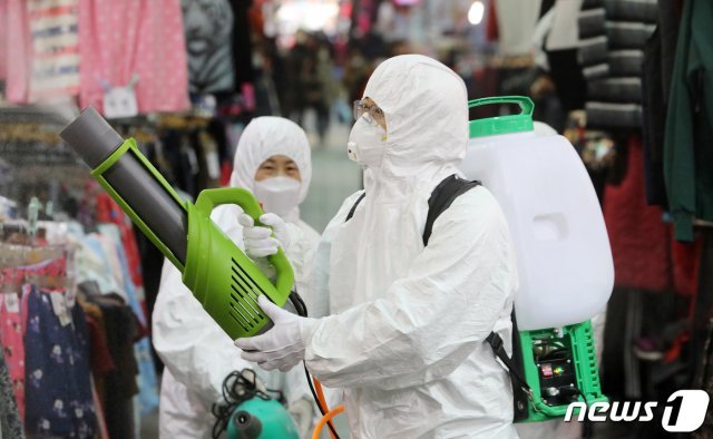 3일 오후 경기도 수원남문시장에서 방역업체 관계자들이 신종 코로나바이러스 감염증(코로나19) 확산 방지를 위한 방역을 하고 있다. © News1