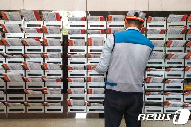 서울 서초구의 한 아파트에서 집배원이 책자형 선거공보물을 우편함에 배달하고 있다. © News1