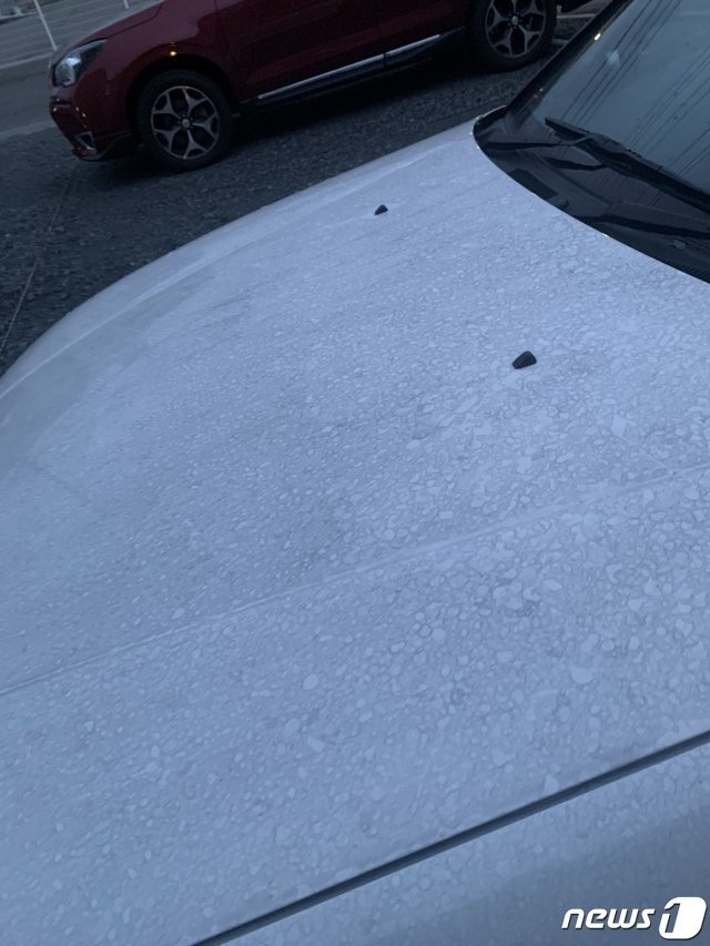 차량이 검은색으로 얼룩져 있다. (트위터 갈무리) © 뉴스1