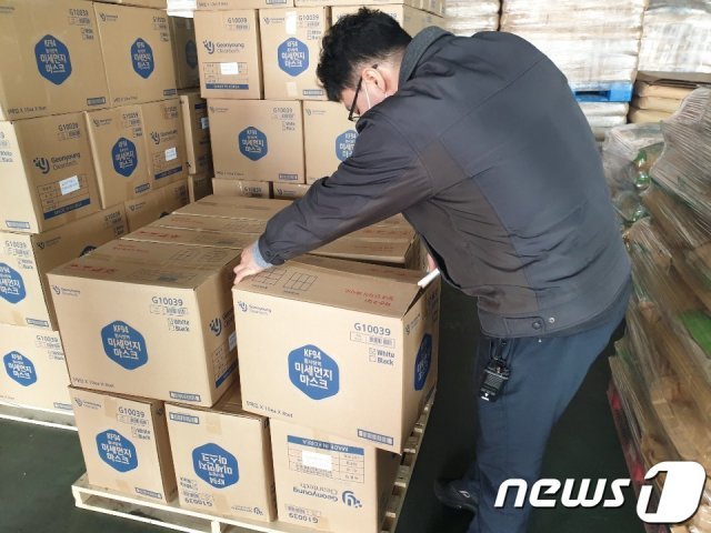 전남지방경찰청은 식약처 단속반과 합동으로 지난 2일 경기도 평택항 인근 물류창고에서 중국 수출길이 막힌 마스크 15만장을 보관한 유통업자를 적발했다. 사진은 마스크를 확인하고 있는 모습.(전남지방경찰청 제공)