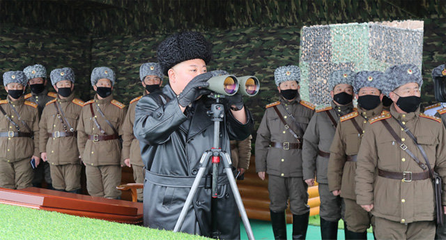 2일 김정은이 검은 마스크를 쓴 북한군 간부들 앞에서 포사격 훈련을 참관하고 있다. 신종 코로나바이러스 감염증 사태로 두 달간 중단했던 대남·대미 압박이 다시 시작됐다. 사진 출처 조선중앙통신