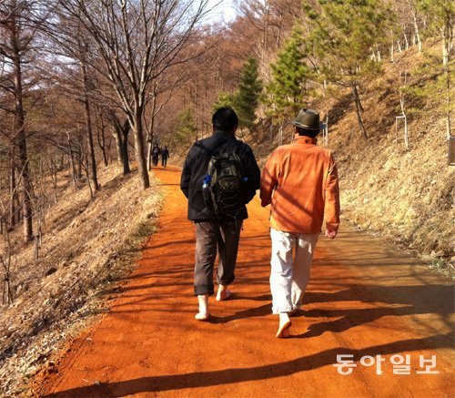 대전 계족산 임도에 조성된 14.5km의 맨발 황톳길은 겨울철이나 코로나19여파에도 여전히 인기가 높다. 이기진 기자 doyoce@donga.com