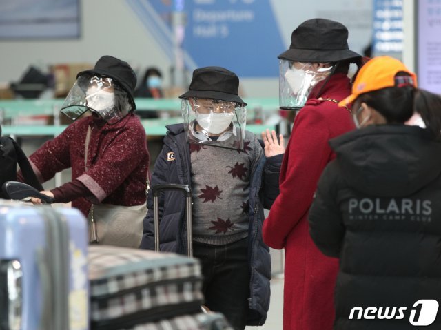 3일 오후 인천국제공항 1터미널에서 얼굴을 가린 탑승객들이 출국장으로 향하고 있다. © News1