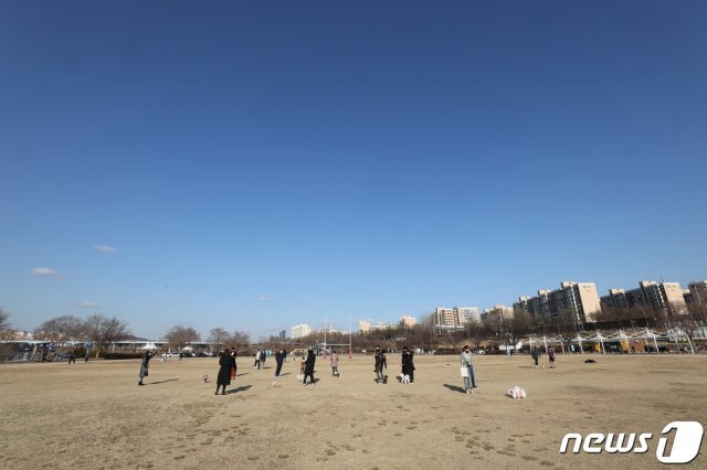 서울 강남구 한강공원을 찾은 시민들이 마스크를 쓴 채  쾌청한 날씨를 만끽하고 있다. © News1